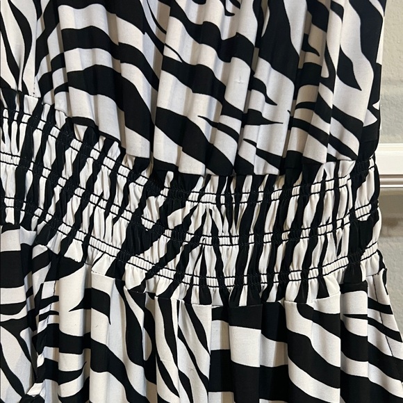 Elegant Black and White Zebra Jumpsuit - Picture 5 of 10